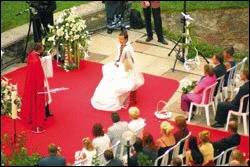 Nancy auf dem Weg zum Altar